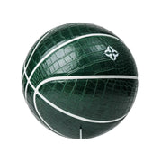 Palla da basket verde scuro con texture coccodrillo. Sfondo bianco