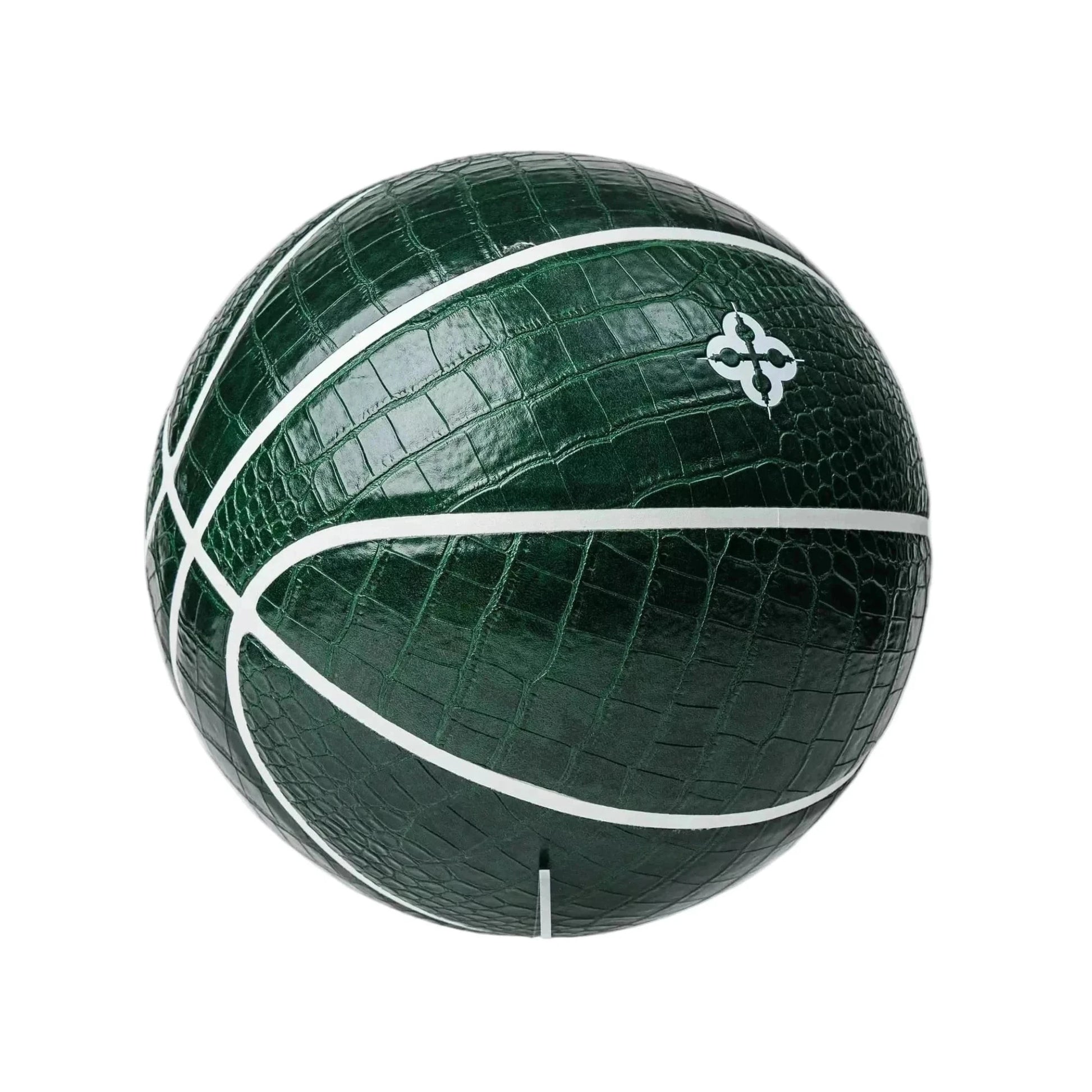 Palla da basket verde scuro con texture coccodrillo. Sfondo bianco