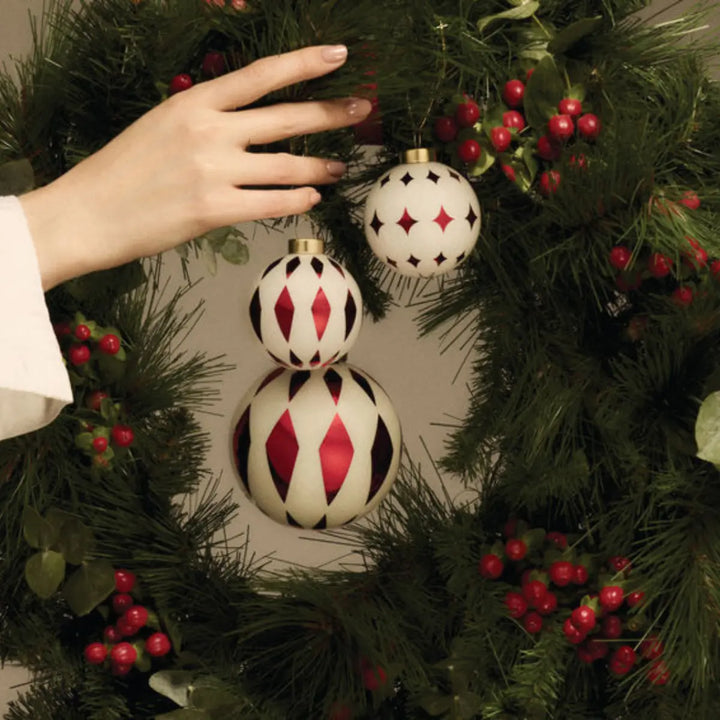 Palline di Natale per decorazione della ghirlanda di Natale bianche e rosse e decori geometrici