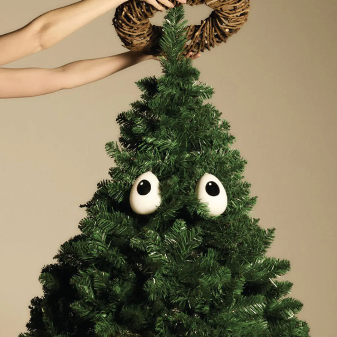 Albero di Natale con le palline a forma di occhi che animano l'albero 