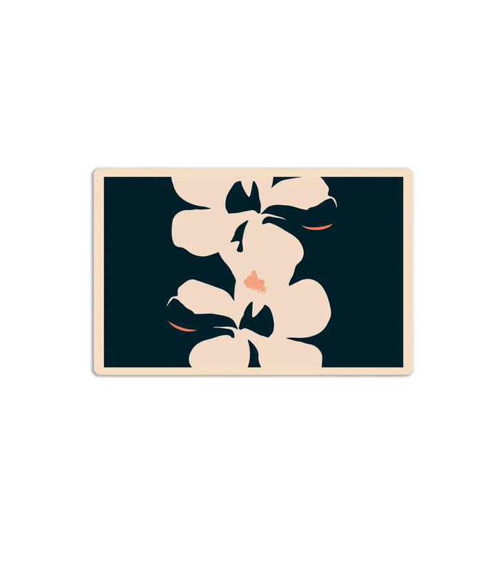 Una tovaglietta con disegno floreale colori toni del rosa chiaro e blu. Immagine su sfondo bianco