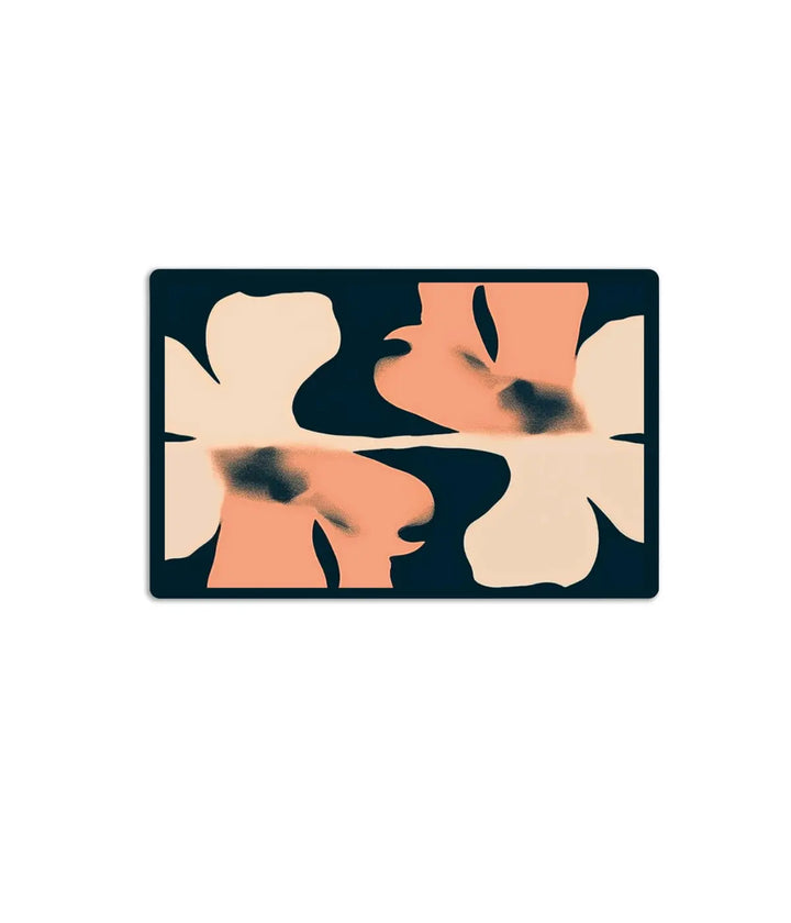Una tovaglietta con disegno floreale colori toni del rosa e blu. Immagine su sfondo bianco
