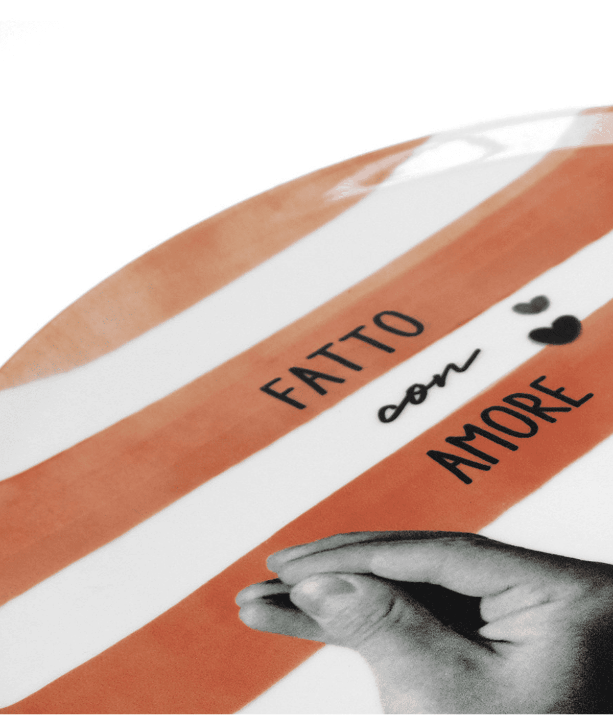 Piatto con righe terracotta, mano grigia, scritta nera e cuori neri. Sfondo bianco.