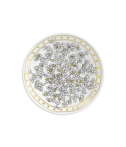 Piatto bianco con scritta oro e decorazione floreale in nero e oro. Sfondo bianco.