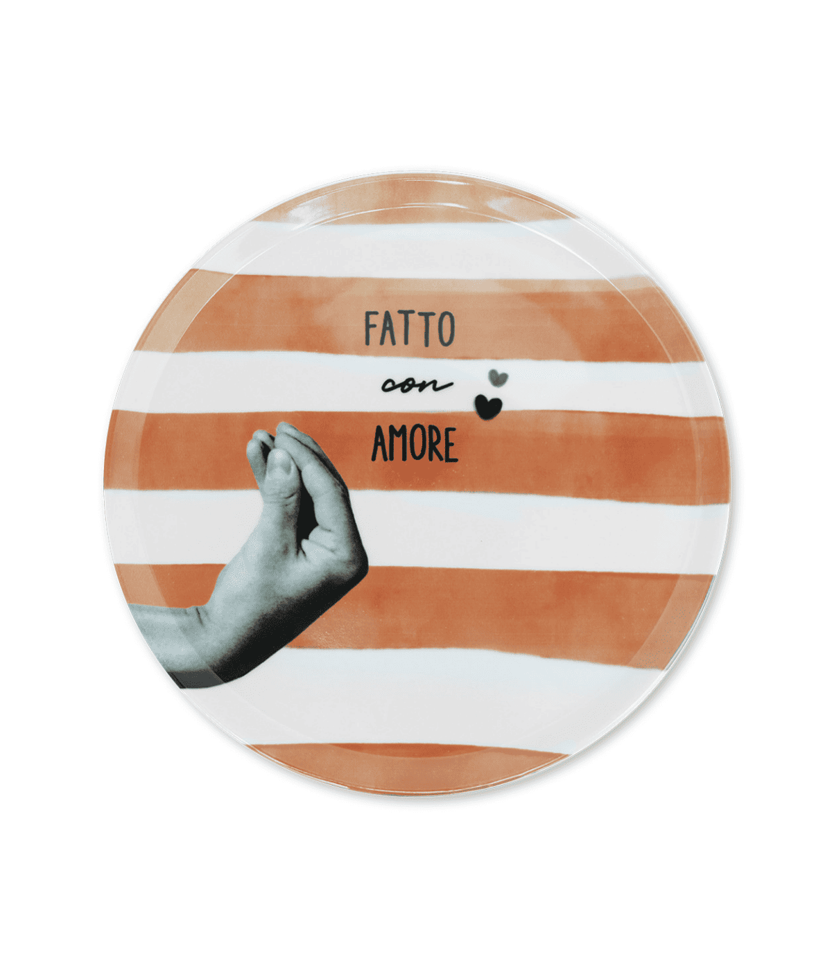 Piatto bianco con righe terracotta, scritta e cuori neri ,mano grigia. Sfondo bianco.