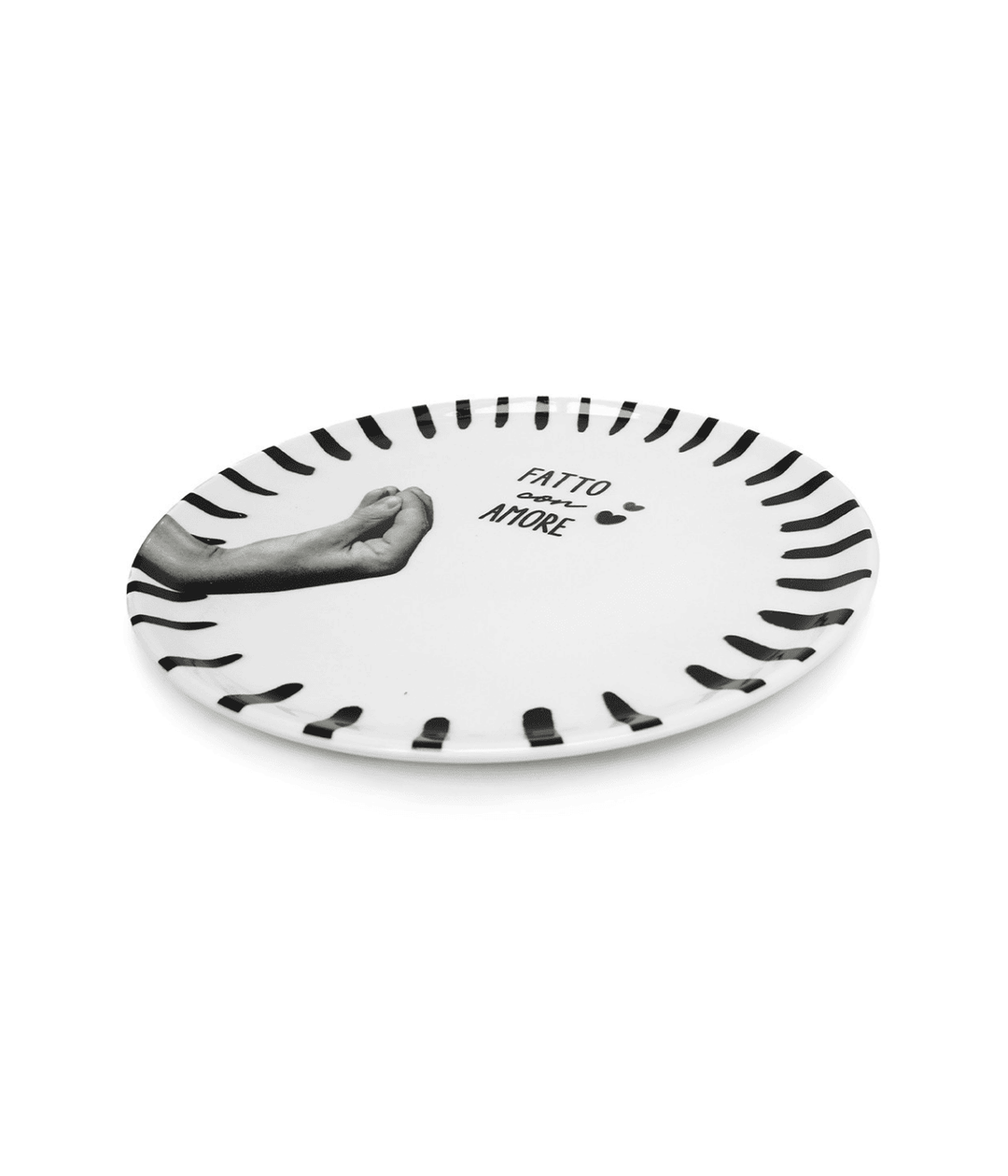 Piatto bianco con  bordo decorato nero. Mano grigia e scritta centrale nera. Sfondo bianco