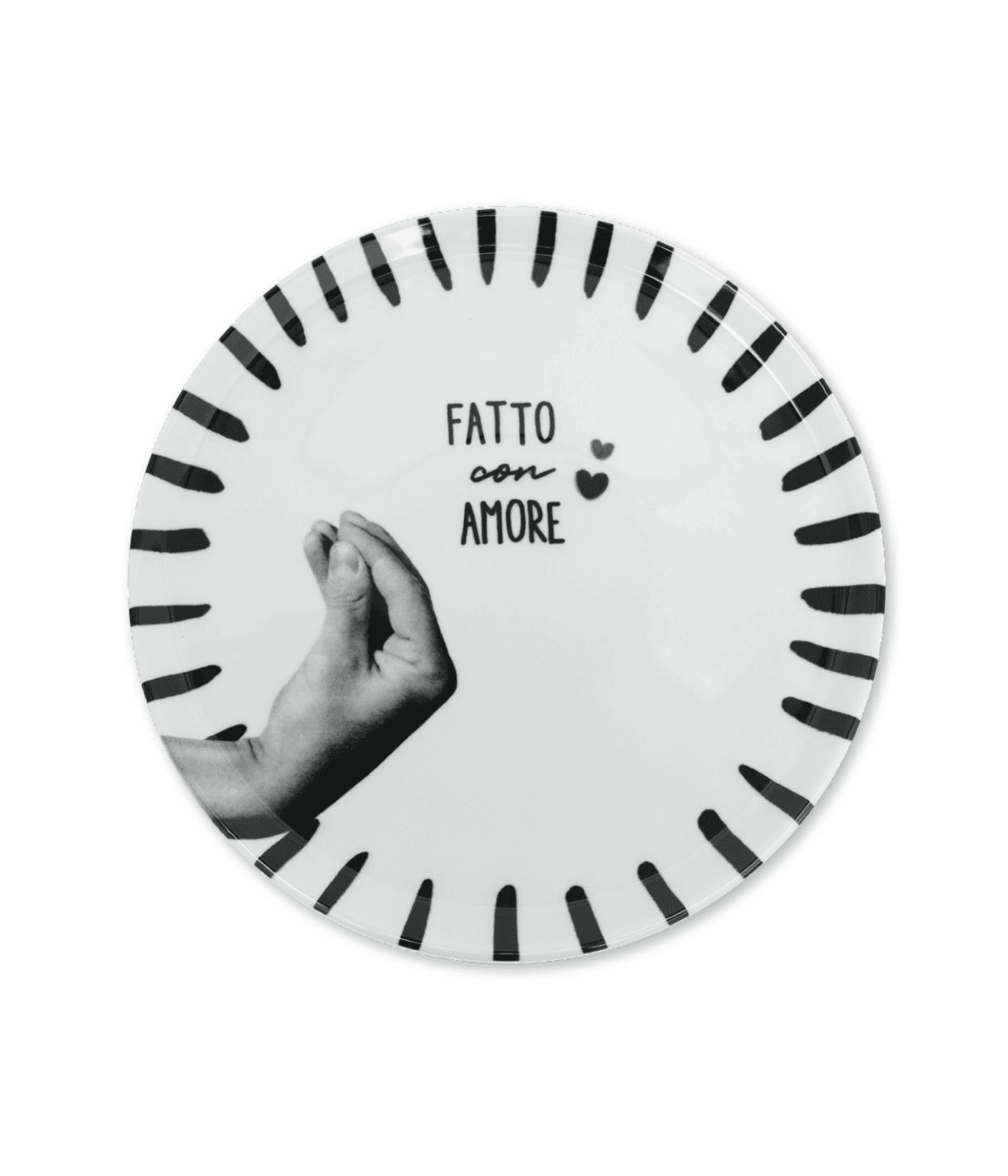 Piatto bianco con decorazioni nere sul bordo, mano a sinistra e scritta fatto con amore al centro. Sfondo bianco
