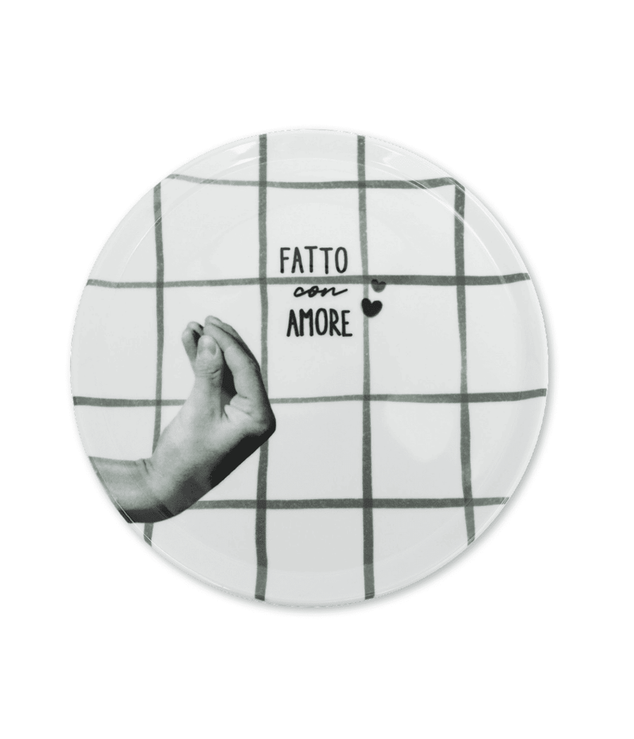 Piatto bianco con righe grigie, scritta nera con cuori neri e mano grigia. Sfondo bianco.