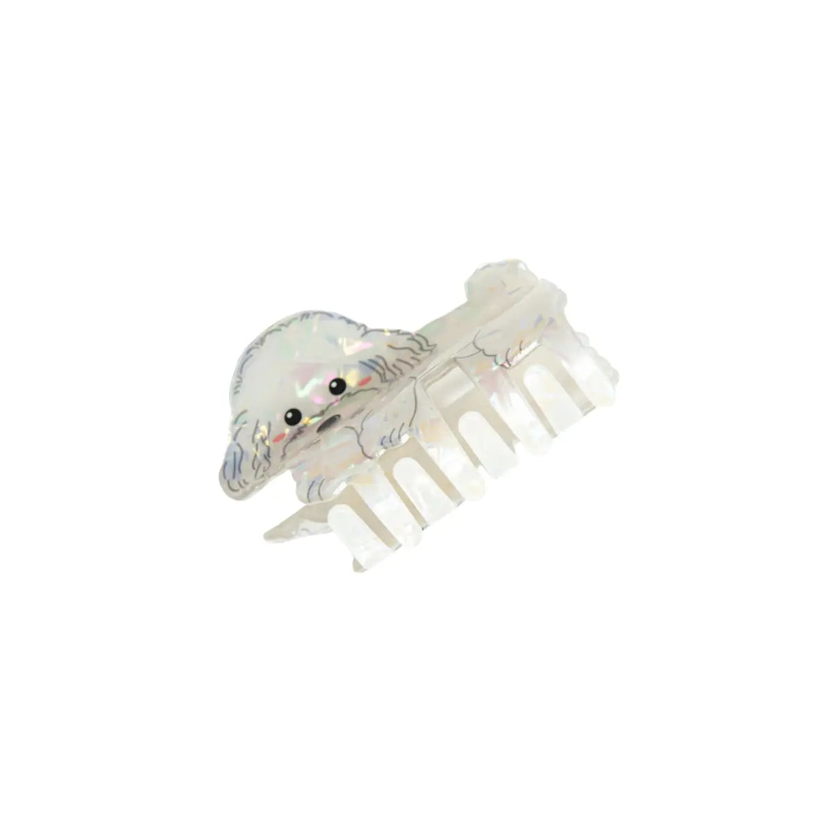 Pinza per capelli a forma di cane barboncino bianco. I dettagli delle zampe e del muso sono evidenziate da delle sottili linee grigie. La vista è leggermente dal basso per far vedere i denti della pinza. Sfondo bianco 
