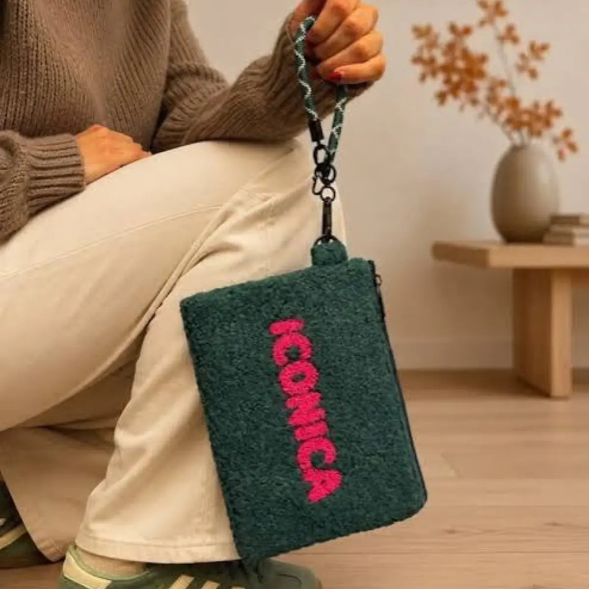 Pochette Winter Vibes bouclé verde petrolio con scritta Iconica