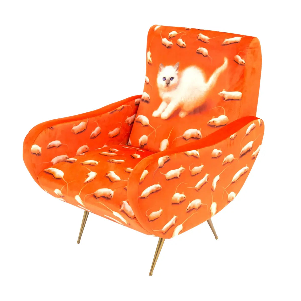 Poltrona arancione con gatto bianco e topolini bianchi. Sfondo bianco