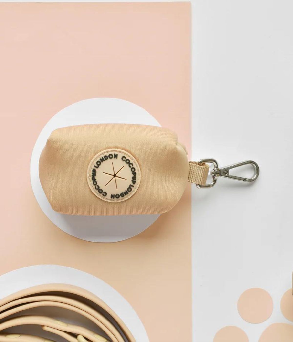 Porta sacchetti biscotto con moschettone, marchio rotondo bianco con scritta Cocopup