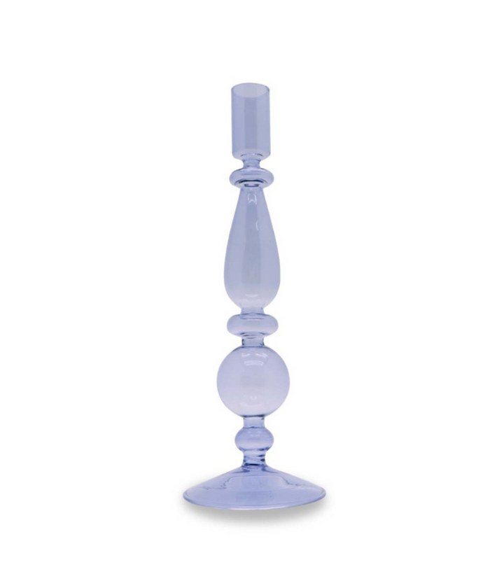 Portacandele alto con forma arrotondata e longilinea. Colore lilla. Immagine su sfondo bianco