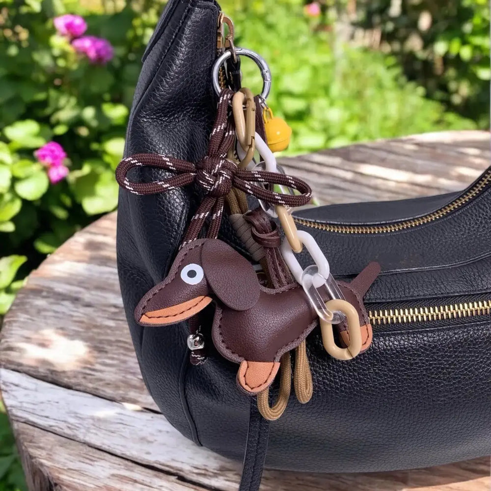 Portachiavi con bassotto utilizzato come accessorio per borsa per decorarla