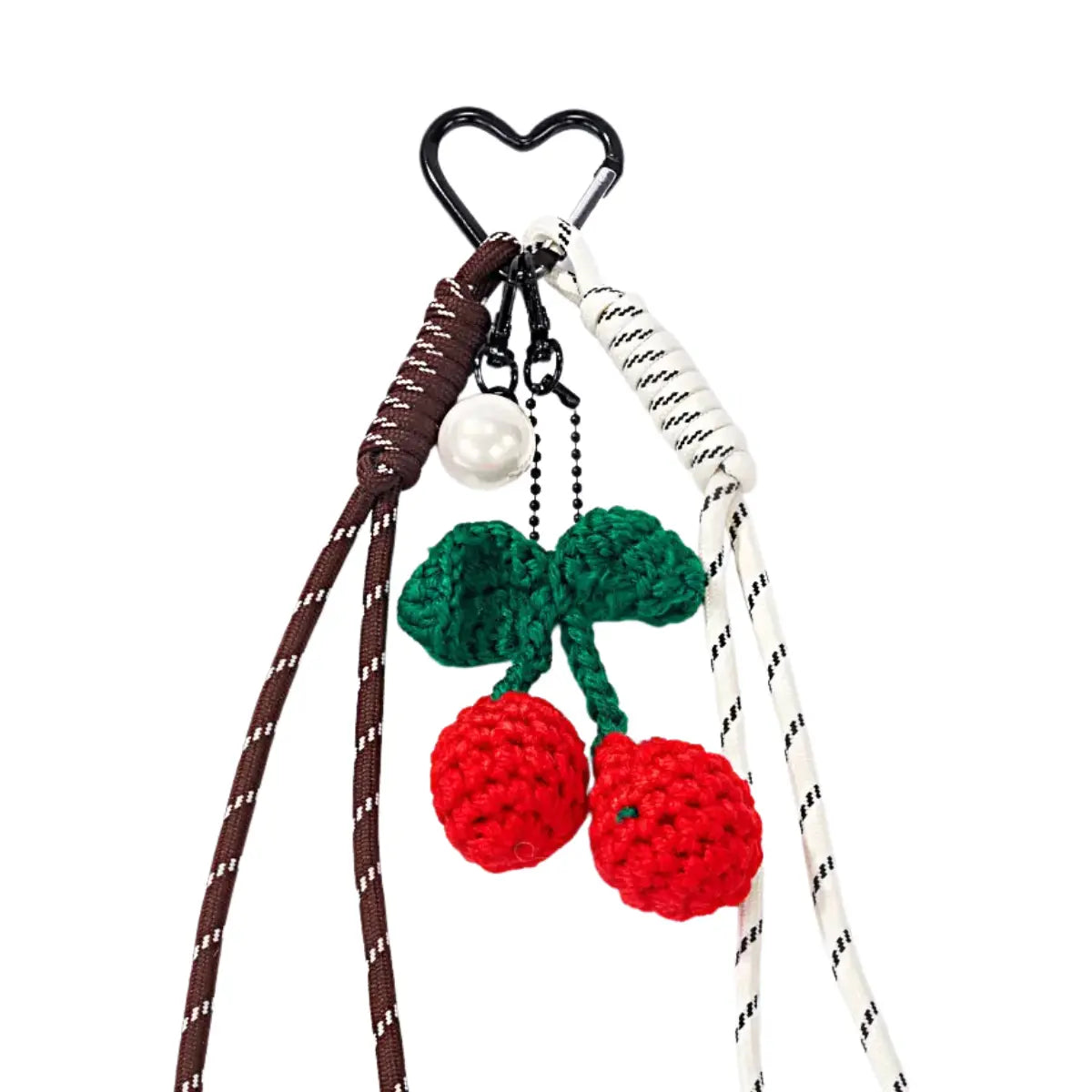 Portachiavi e ciondolo per borse con ciliegie rosse, una perla bianca e due cordoncini colorati.