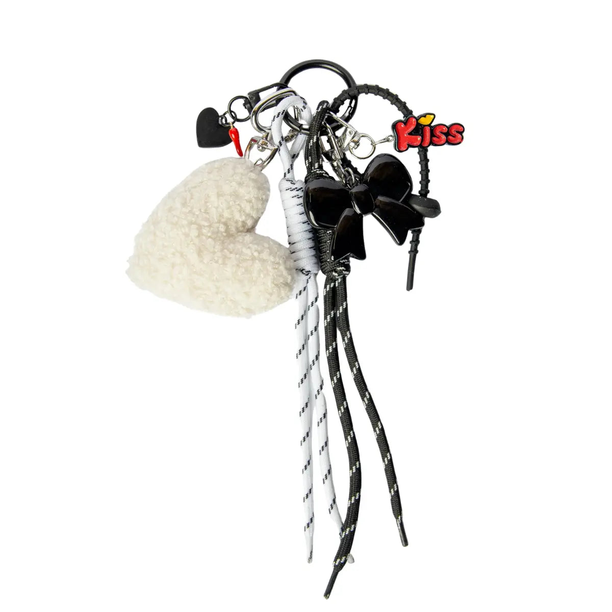 Portachiavi con charm. Charm a forma di cuore bianco in tessuto, charm di un fiocco nero, charm in metallo e lacci neri e bianchi 