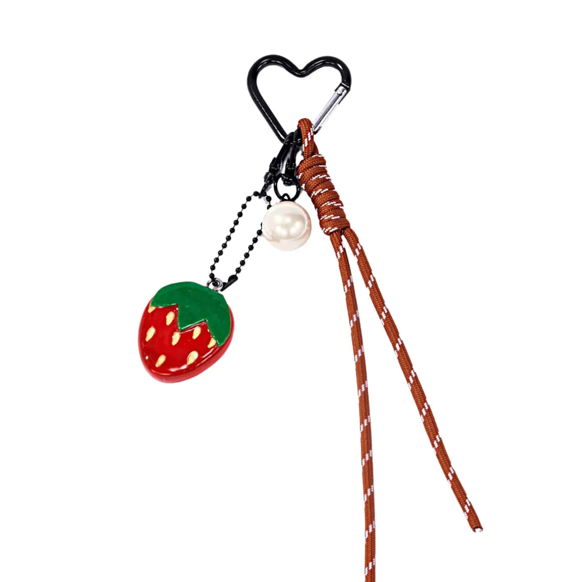 Portachiavi con ciondolo fragola rossa, perla bianca e corda intrecciata. gancio nero a forma di cuore. Sfondo bianco 