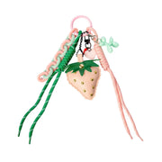 Portachiavi con ciondoli. Ciondolo a forma di fragola rosa, cane palloncino turchese, e lacci colorati.