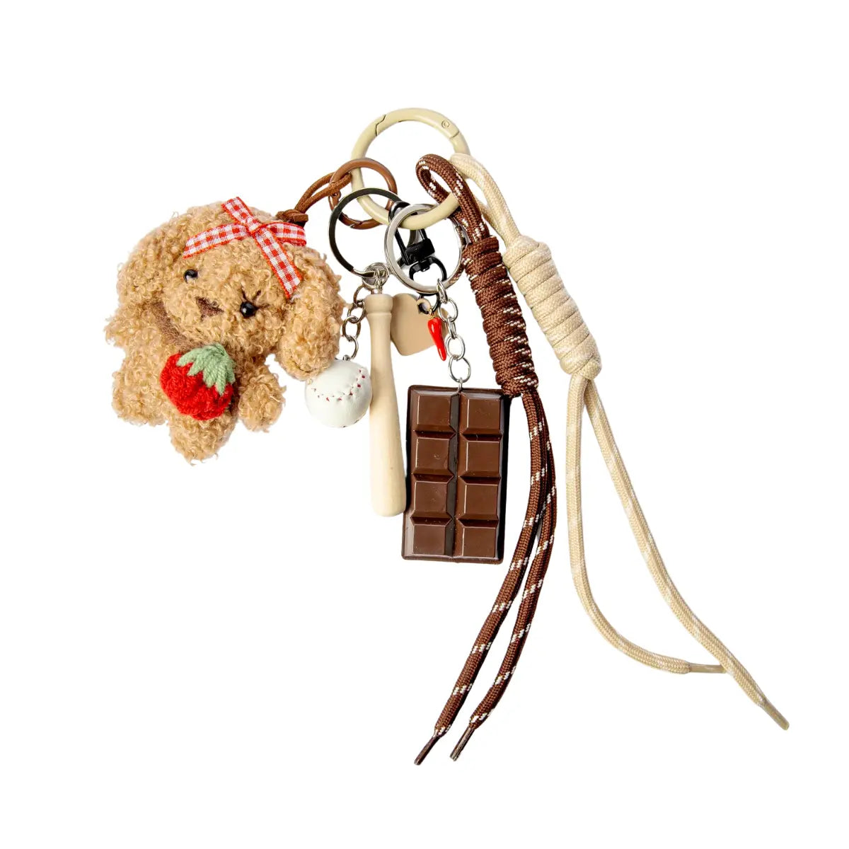 portachiavi con charm a forma di orsetto peloso con fiocchetto e fragola fatta all'uncinetto. Charm aggiuntivi: barretta di cioccolato in resina, lacci marrone. beige e mazza da baseball con pallina