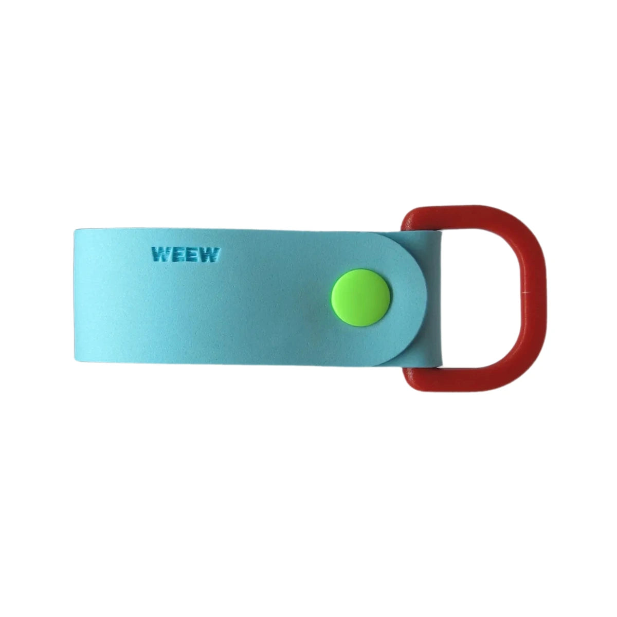 Portachiavi azzurro in gomma con chiusura a bottone verde, gancio rosso. Sfondo bianco