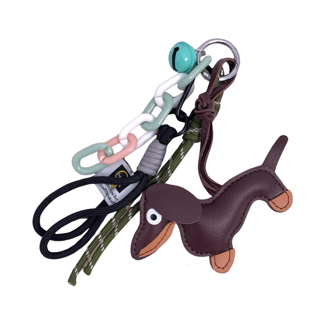 Portachiavi con ciondoli per chiavi e borse con bassotto, campanello azzurro, cordoncini colorati e catena