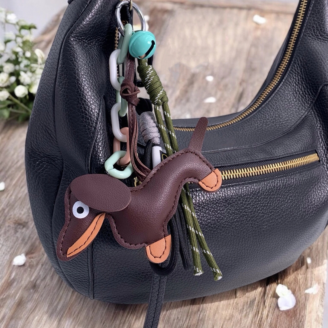 Portachiavi con bassotto utilizzato come accessorio per borsa per decorarla