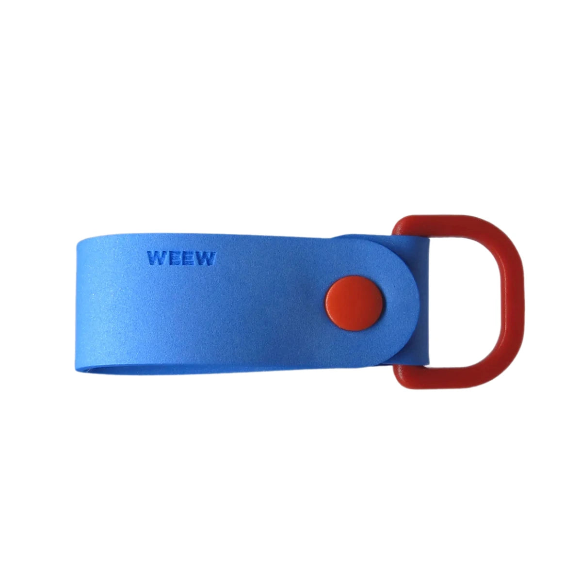 Portachiavi blu in gomma con chiusura a bottone rosso, gancio rosso. Sfondo bianco