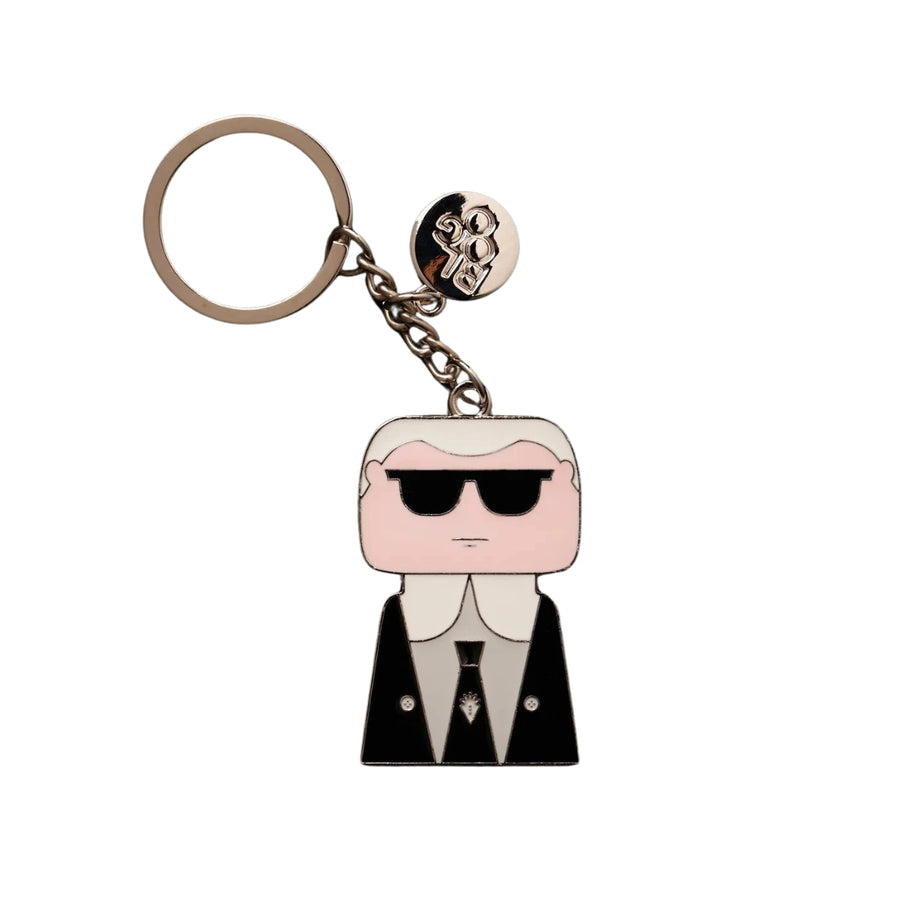 Portachiavi miniatura Karl Lagerfeld in metallo. Colori bianco, nero, grigio. Sfondo bianco 