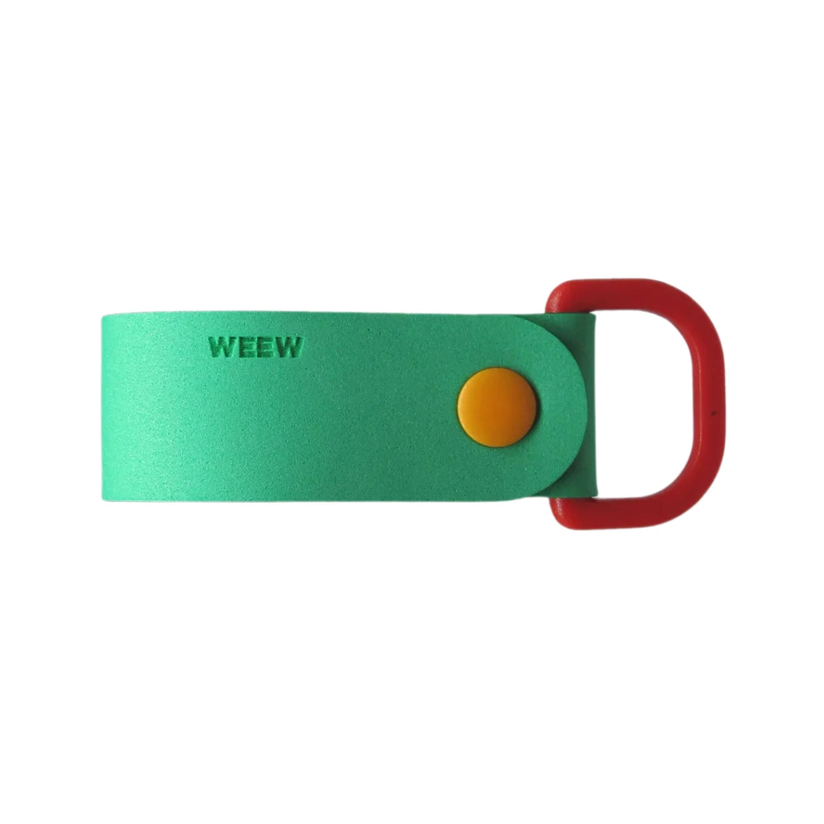 Portachiavi verde in gomma con chiusura a bottone giallo, gancio rosso. Sfondo bianco