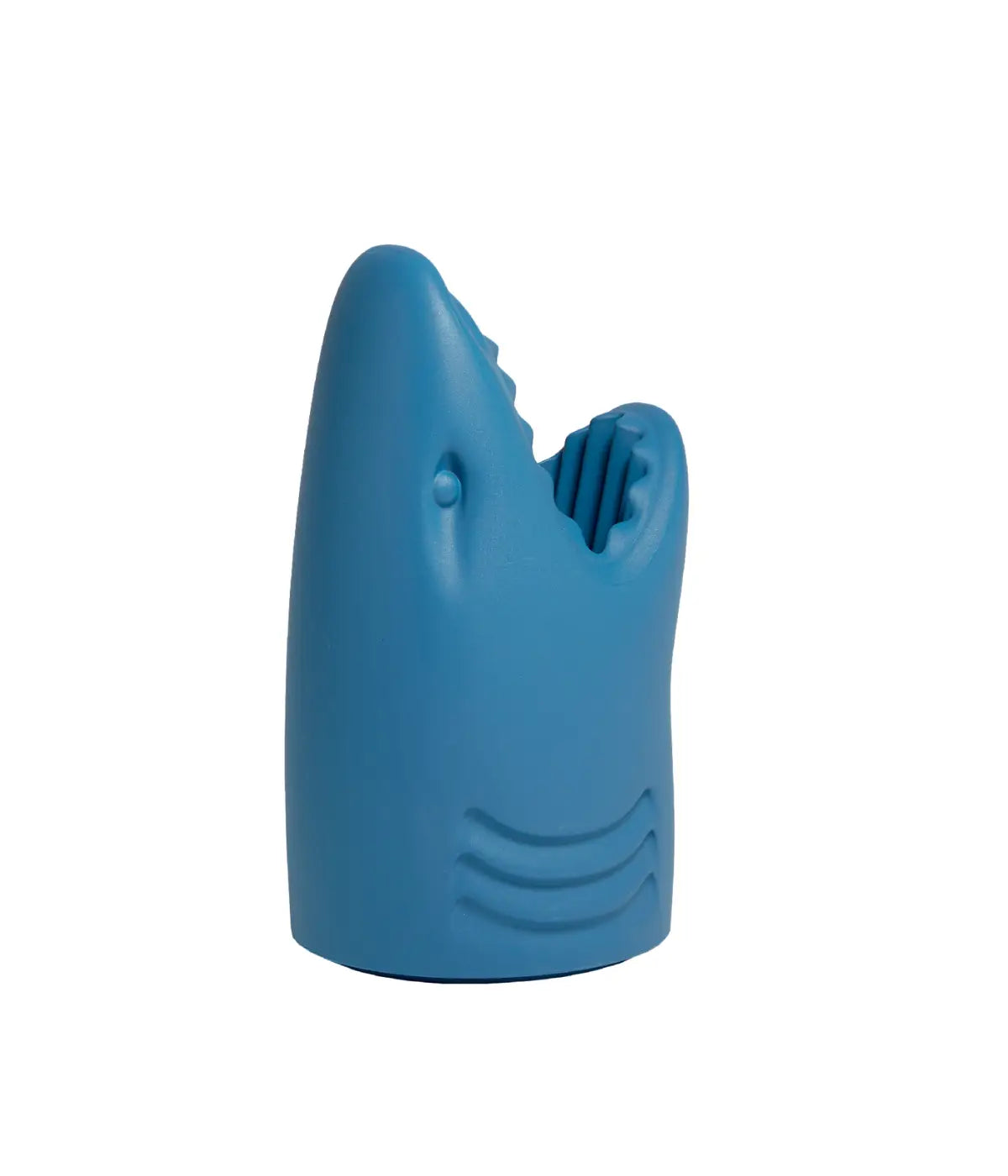 Portaombrelli a forma di squalo azzurro, la bocca fa da contenitore per gli ombrelli. Sfondo bianco