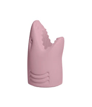 Portaombrelli a forma di squalo rosa, la bocca fa da contenitore per gli ombrelli. Sfondo bianco