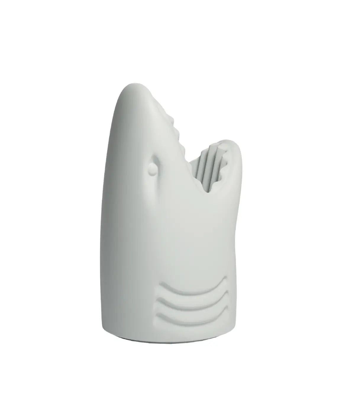 Portaombrelli a forma di squalo grigio chiaro, la bocca fa da contenitore per gli ombrelli. Sfondo bianco