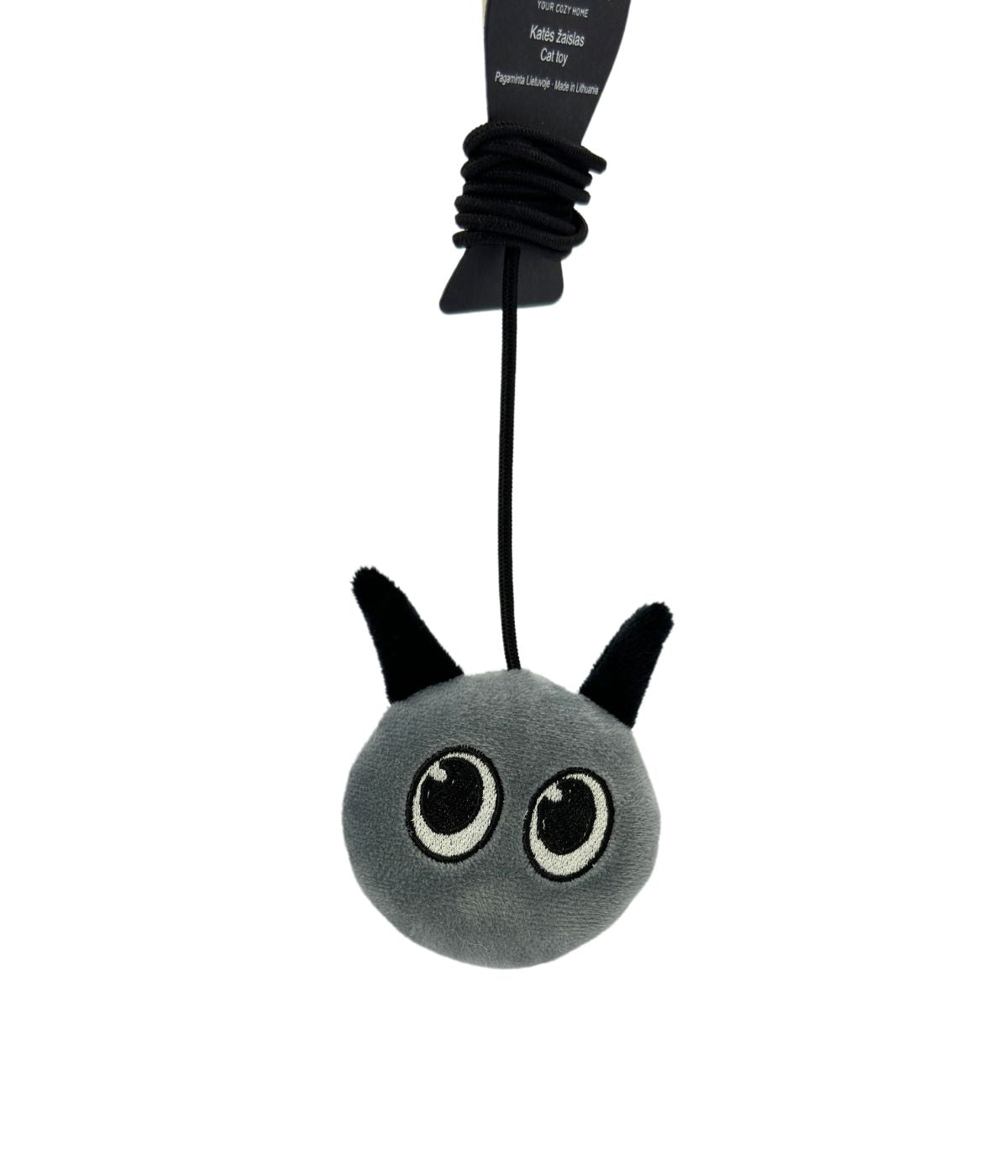 Primo piano del giocattolo interattivo in peluche Devil con faccina grigia e cordino. Sfondo bianco