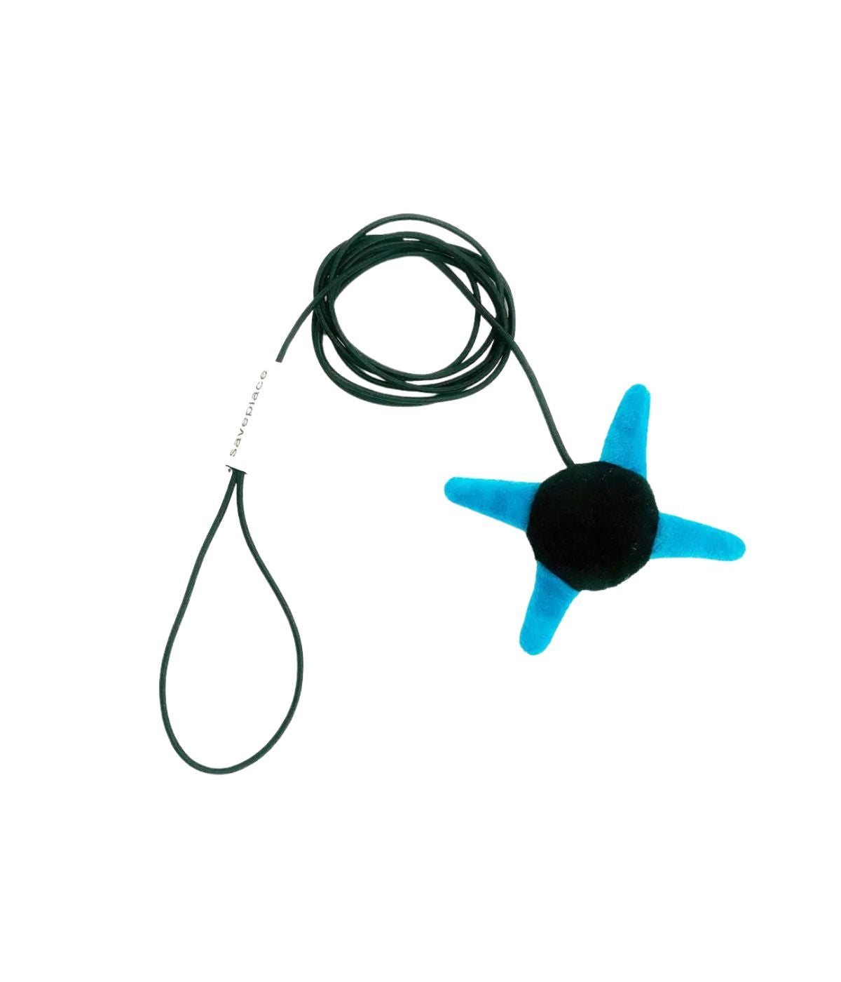 Giocattolo interattivo in peluche Ninja per gatti, con forma a stella blu e nera. Sfondo bianco