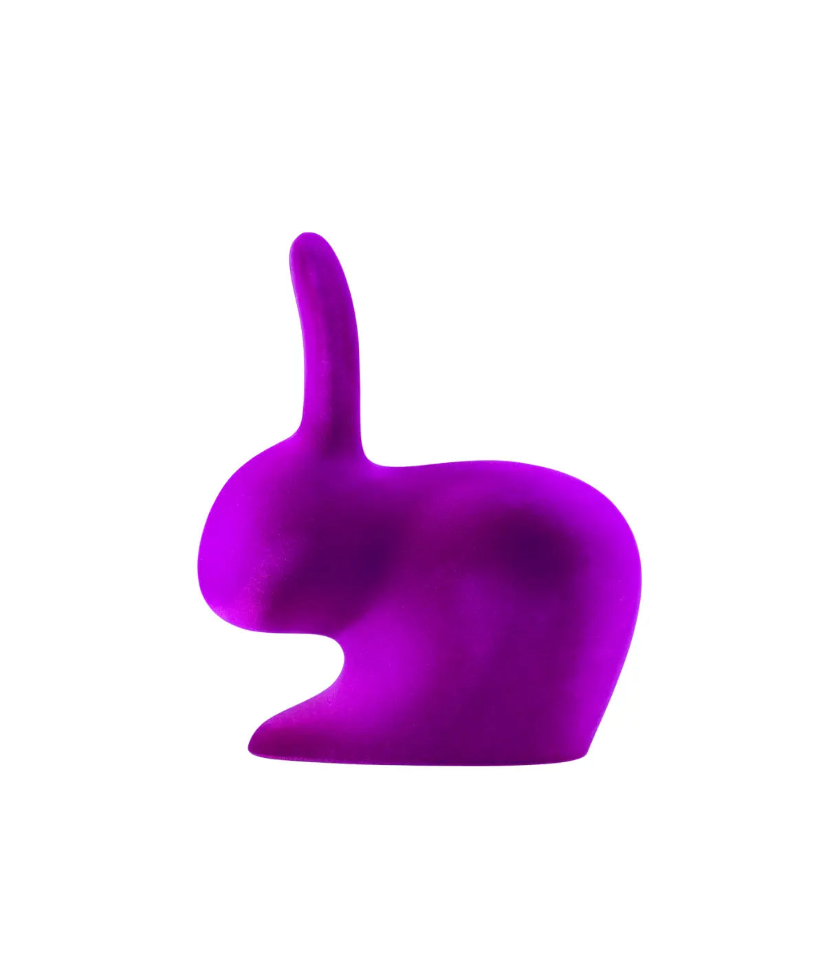 Profilo sedia a forma di coniglio in velluto color viola. Immagine su sfondo bianco