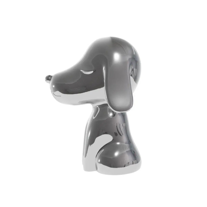 Profilo statua argento a forma di cane, con occhi naso e bocca. Sfondo bianco