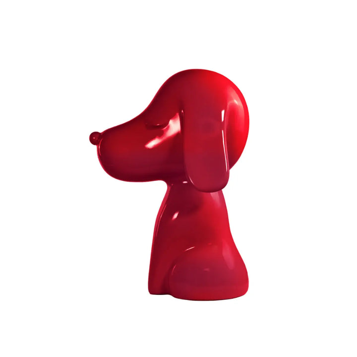 Profilo statua fuxia a forma di cane, con occhi naso e bocca. Sfondo bianco
