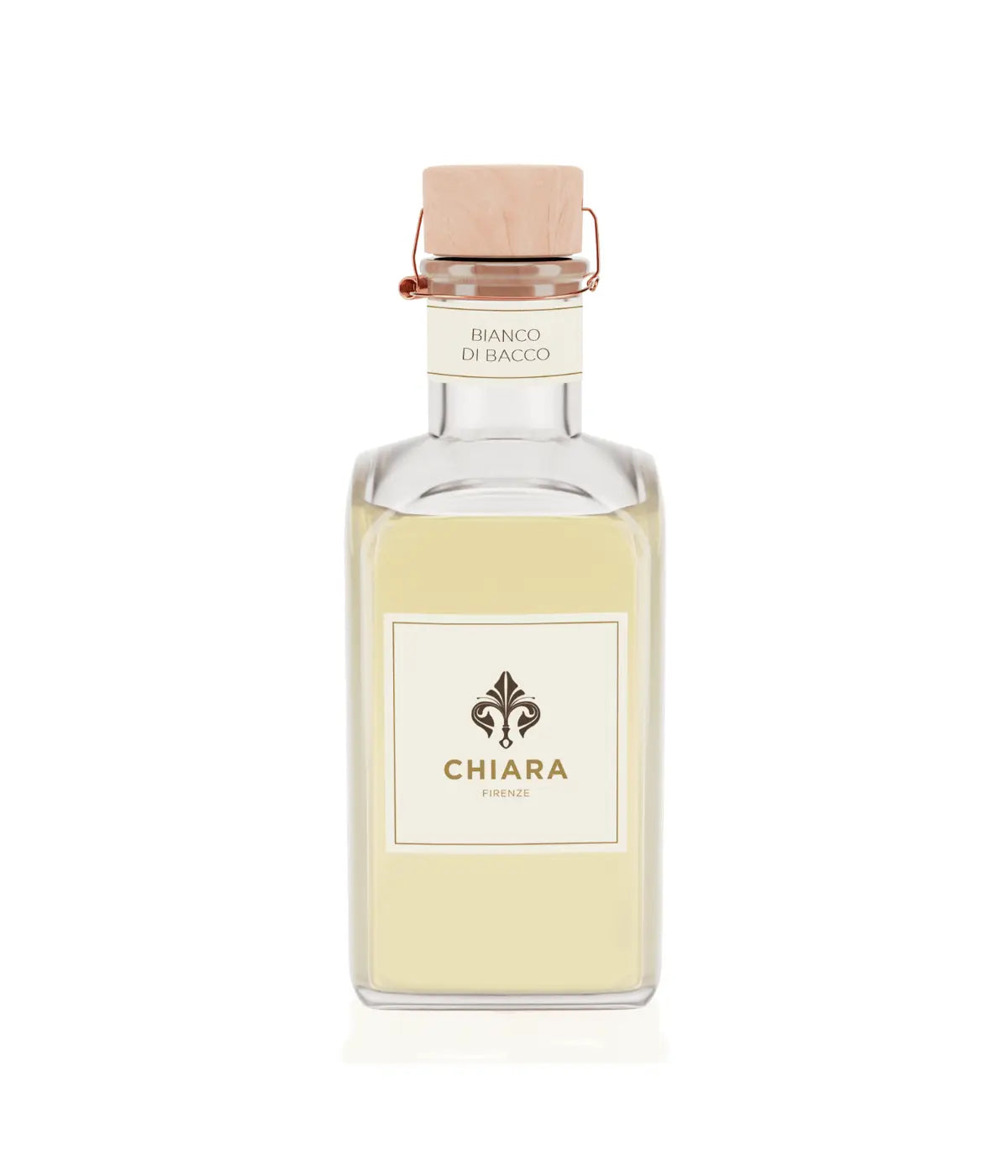 Una bottiglia in vetro trasparente con fragranza beige. Etichetta Chiara Firenze, tappo sughero.