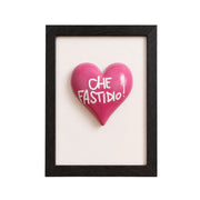 Quadretto realizzato a mano in Italia con cornice nera e al centro un cuore rosa con scritta "che fastidio"