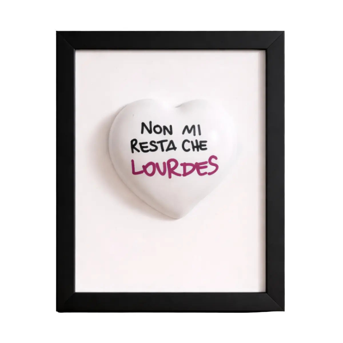 Quadretto con cornice nera, sfondo bianco e cuore bianco opaco con scritta "Non mi resta che Lourdes"