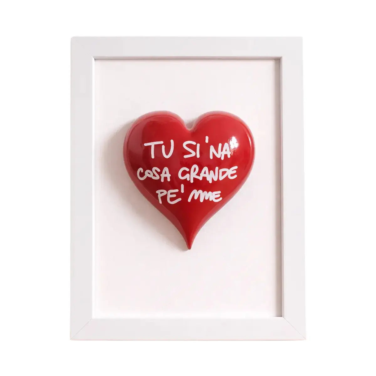 Quadretto CuoreAmore fatto a mano in Italia. Ha una cornice in legno bianca e un cuore in ceramica rosso con una scritta  