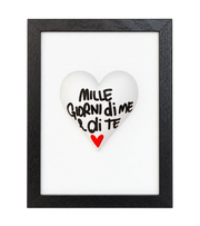 Cornice/quadretto nero con fondo bianco e cuore bianco con scritta mille gironi di me e di te e un cuore piccolo rosso 
