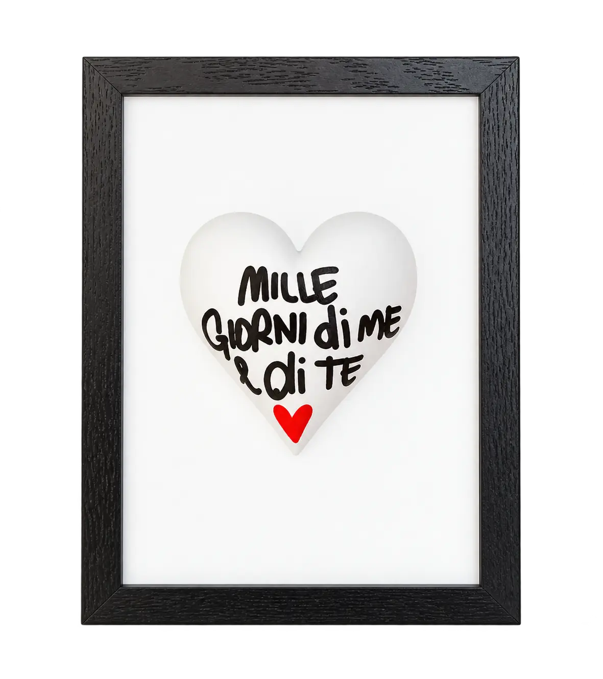 Cornice/quadretto nero con fondo bianco e cuore bianco con scritta mille gironi di me e di te e un cuore piccolo rosso 