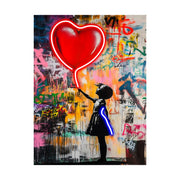 Quadro con bambina in nero che tiene in mano palloncino cuore rosso. Dettagli luminosi led. Sfondo con decorazioni stile street art. Sfondo immagine bianco 