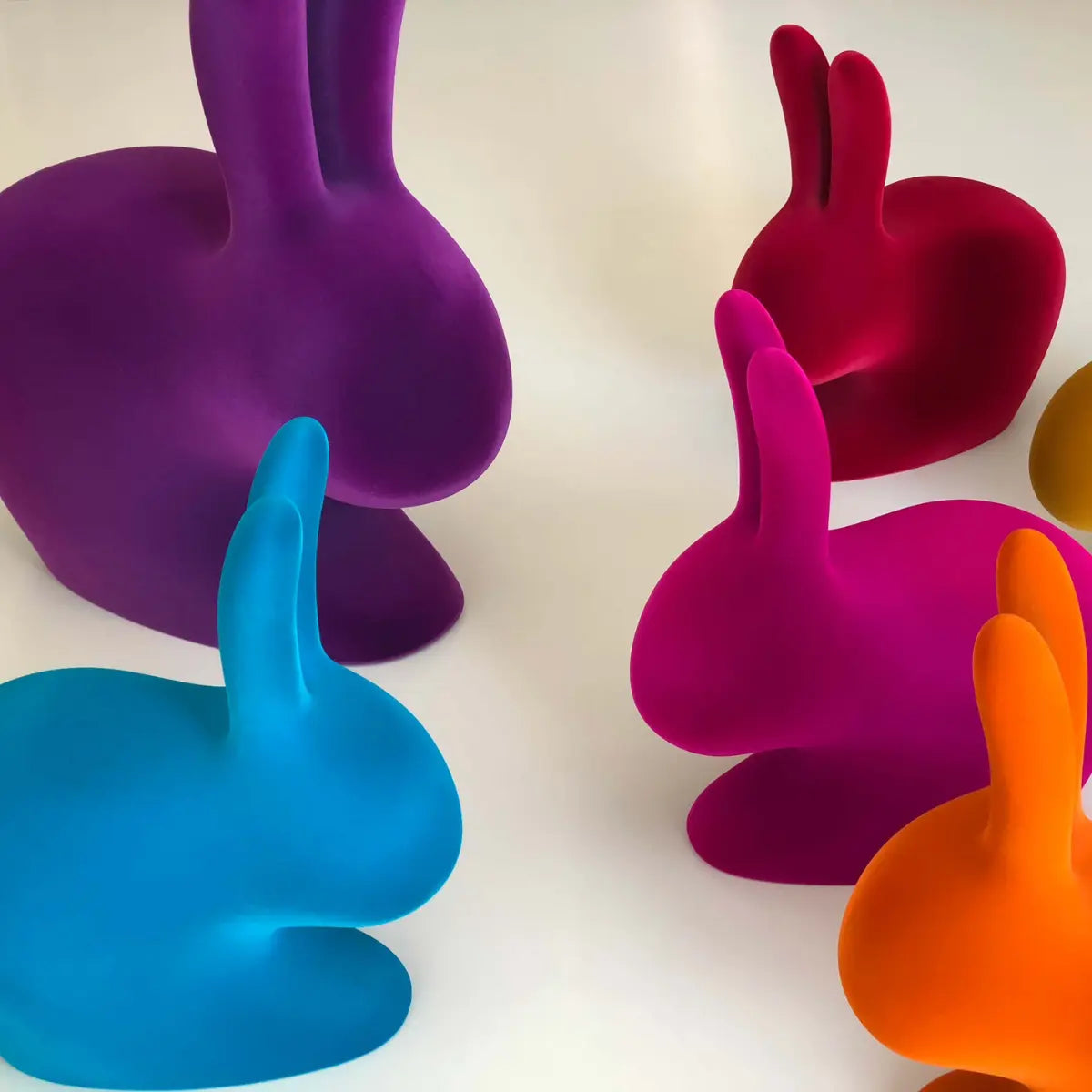Più sedute a forma di coniglio in velluto di diverse dimensioni