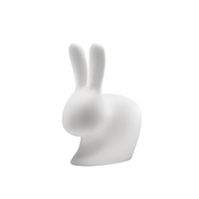 lampada bianca a forma di coniglio di qeeboo, su sfondo bianco