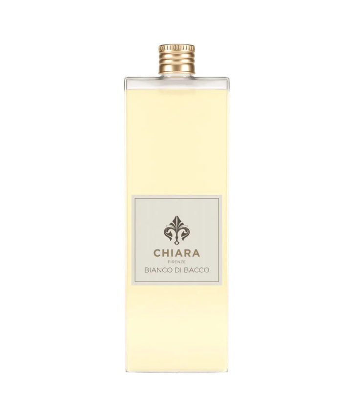 Una bottiglia in vetro trasparente con fragranza beige. Etichetta Chiara Firenze, Bianco di Bacco