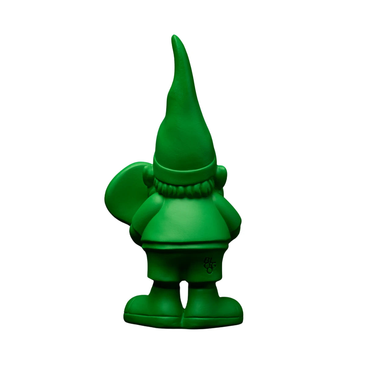 Nano verde con racchetta da padel. Scritta Blogo. Immagine su sfondo bianco 