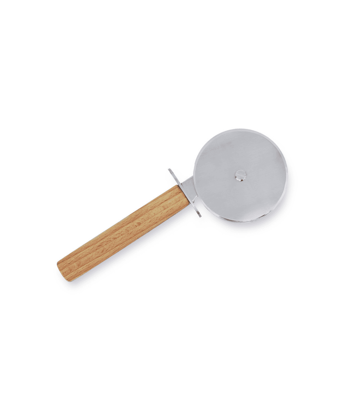 Rotella per pizza grigia con manico in legno marrone. Sfondo bianco.