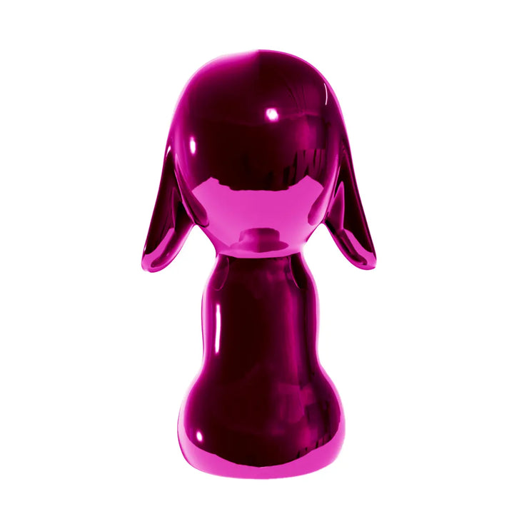 Retro statua fuxia a forma di cane, con occhi naso e bocca. Sfondo bianco